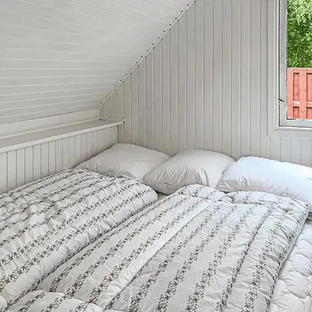 2 Bedroom Beautiful In Hemmet